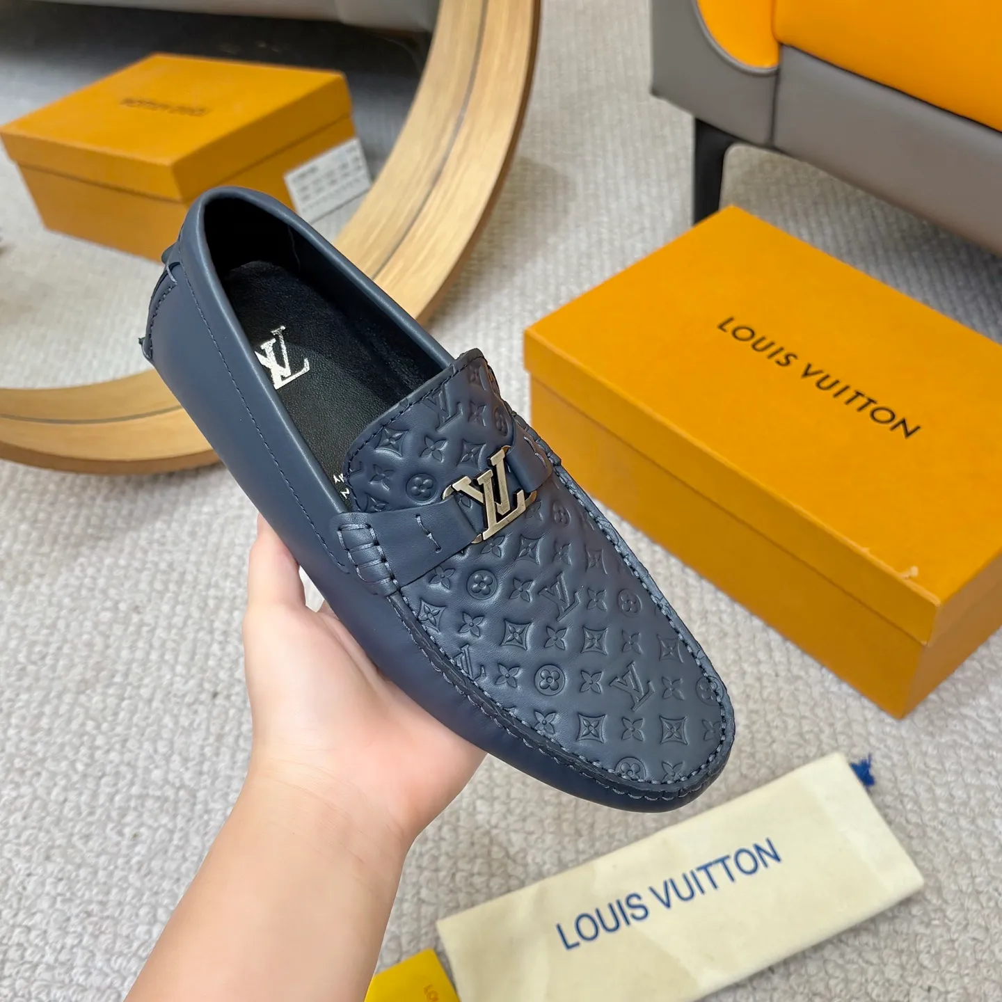 Men's men's shoes 💰420 (Yangli) LV 2⃣️0⃣️2⃣️5️⃣Spring and summer counter GLORIA series models ✈️Original factory special leather production, original last type. A classic driving slip-on casual shoe that shows an elegant style with exquisite craftsmanship details such as Monogram embossing all over the upper🌀Italian imported calfskin fabric Sheepskin foot pads➕Inside～Private mold replica sole Unique style Comfortable driving slip-on Size: 4-12 (38-46) Comes with [Counter packaging: original box, wrapping paper, card, instruction manual, shoehorn, cloth bag] No pressure to enter and leave the counter!